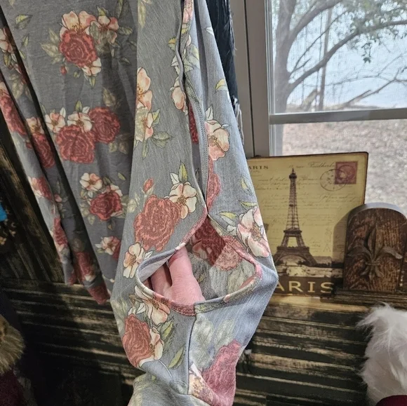 Plus size 2x cold shoulder open slongsleeved shirt - Picture 4 of 5